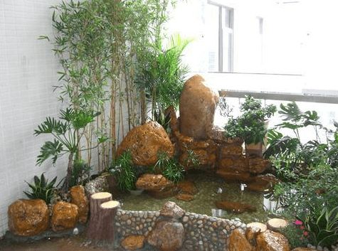 宋小宝豪宅奢华设计 客厅假山绿树与阳台金柱子的艺术融合